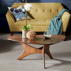 Table basse triangulaire en bois